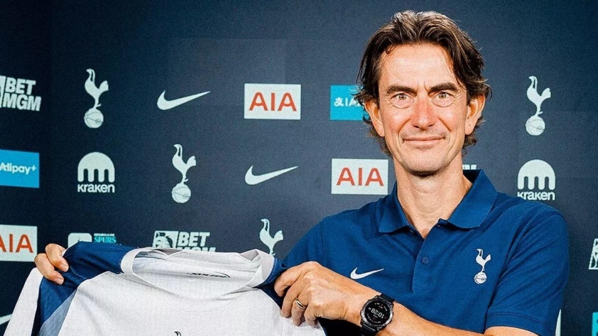 "HLV Tottenham khen ngợi Maresca trước thềm đại chiến" 8 Thomas Frank thừa nhận lý do ông đến Tottenham là vì muốn được 'hít thở' bầu không khí của một trận cầu đinh (Ảnh: Football London).