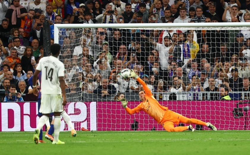 Szczęsny là điểm sáng của Barca trong trận đấu