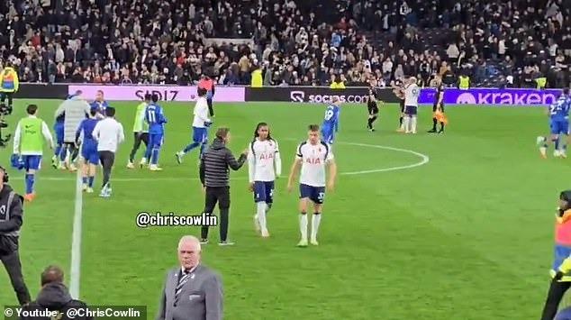 Tottenham lập kỷ lục buồn sau thất bại trước Chelsea 5 Thomas Frank bị Spence và Van de Ven phớt lờ sau trận đấu (Ảnh: Chris Cowlin).