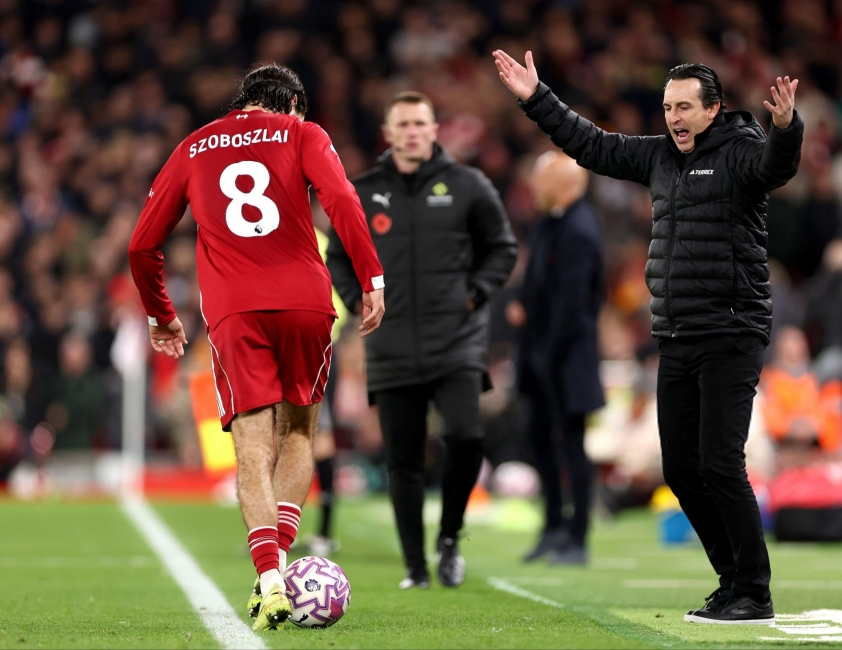 “‘Chàng trai đẹp’ Liverpool làm HLV đối thủ nổi giận với pha xử lý khéo léo” 7 Dominik Szoboszlai khiến HLV Unai Emery “phát cáu” với pha xử lý ngẫu hứng (Ảnh: X).