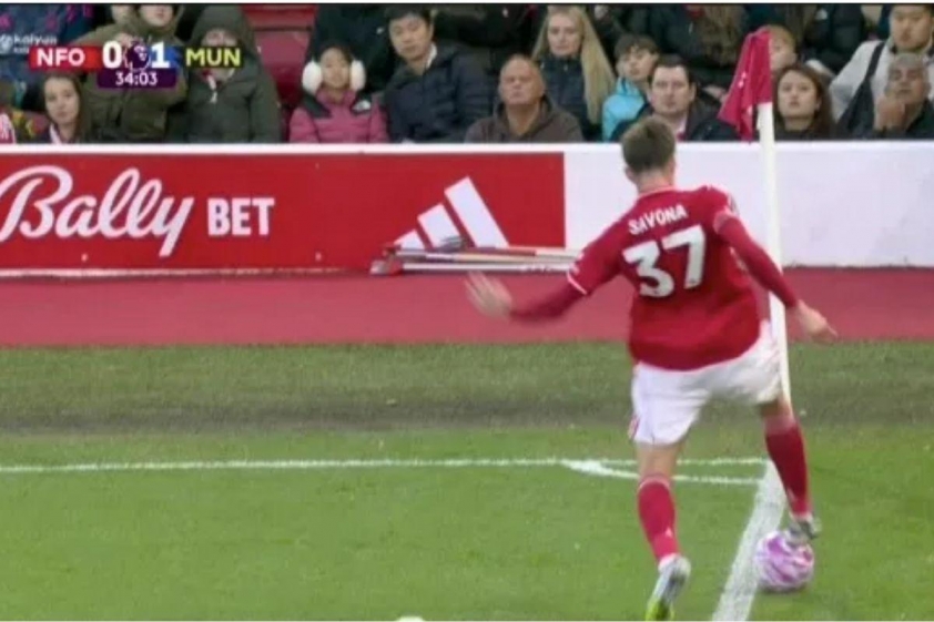 Man Utd được hưởng quả phạt góc gây tranh cãi trước Nottingham Forest (Ảnh: The Sun).