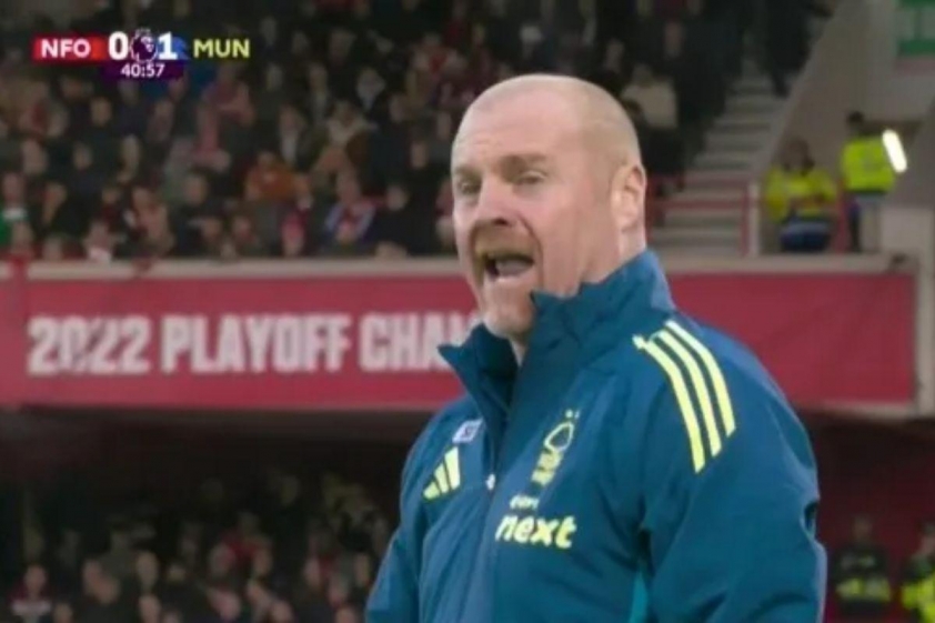 Sean Dyche vô cùng tức giận vì quyết định của trọng tài (Ảnh: The Sun).