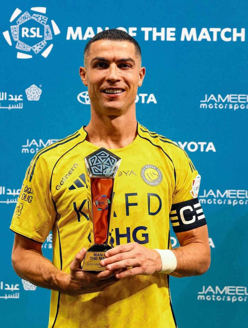 Chân sút 40 tuổi người Bồ Đào Nha ghi bàn trước sự phản ứng quyết liệt của Al Fayha - Ảnh: Al Nassr