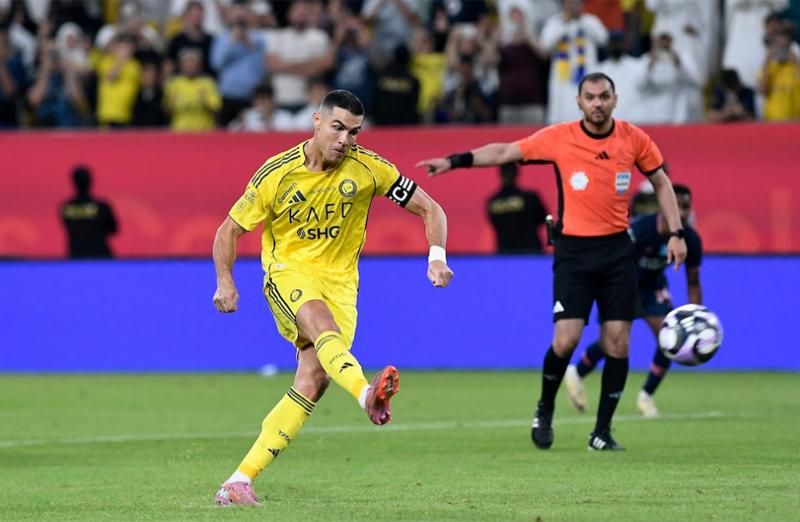 Ronaldo ghi bàn trên chấm 11m để giúp Al Nassr có 3 điểm - Ảnh: The Sun