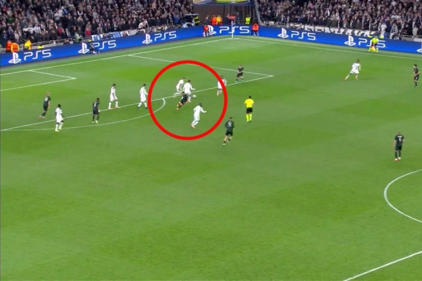 Champions League bùng nổ với siêu phẩm solo như Son Heung-min 5 Micky van de Ven nhận bóng từ sân nhà (Ảnh: The Sun).