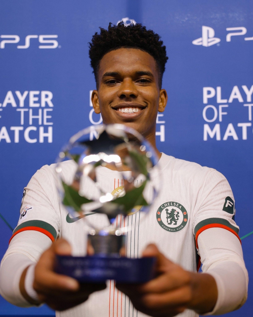 Estevao nhận giải Cầu thủ xuất sắc nhất trận đấu (Ảnh: The Touchline).