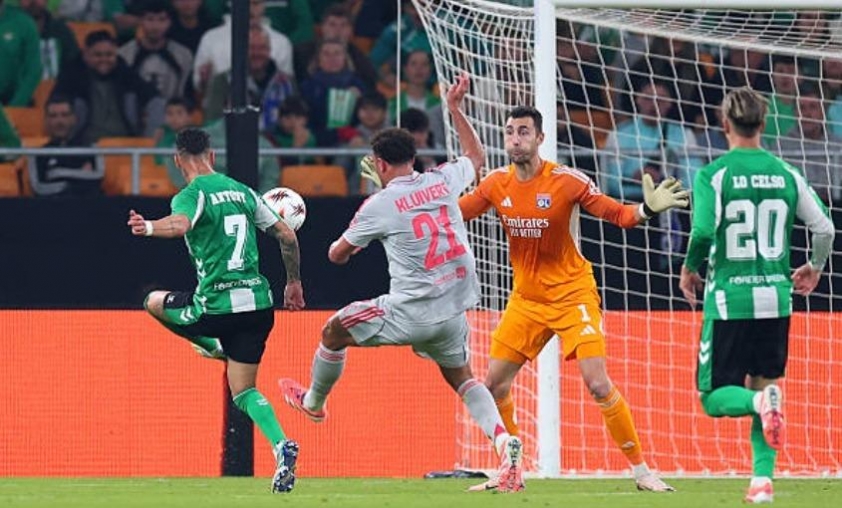 Antony tiếp tục tỏa sáng trong trận đấu với Lyon 4 Antony tạo ra siêu phẩm 'lá vàng rơi' khiến đồng đội và đối thủ ngỡ ngàng (Ảnh: Real Betis).