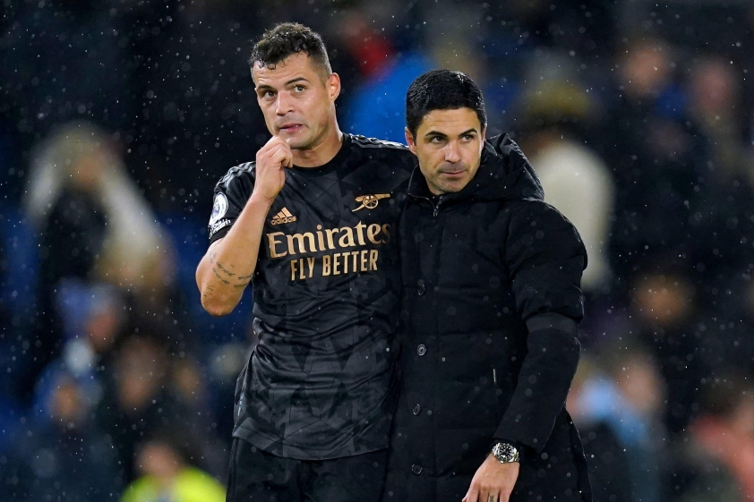 Arteta chia sẻ ai đã giúp nâng cao sự nghiệp huấn luyện của mình 5 Xhaka và Arteta từng rất thân thiết khi cả hai còn làm việc chung tại Arsenal (Ảnh: The Independent).