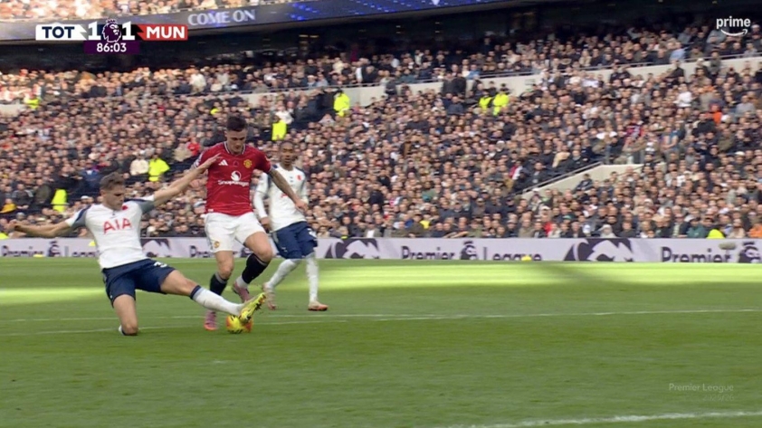 Amorim lo lắng trước tân binh 71 triệu bảng của MU 6 Tình huống dẫn đến chấn thương của Benjamin Sesko (Ảnh: X).