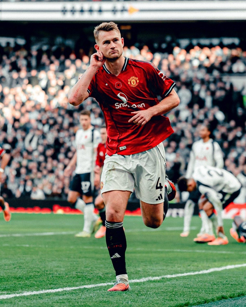 De Ligt: 'MU xứng đáng với nhiều hơn 1 điểm trước Tottenham' 7 De Ligt ăn mừng bàn thắng đầu tiên của mùa giải cho MU (Ảnh: X).