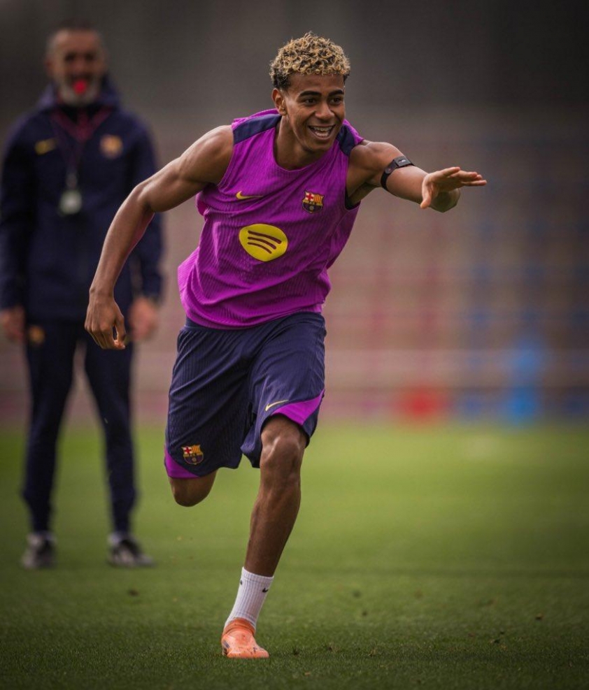 HLV Hansi Flick khẳng định Lamine Yamal kỷ luật hơn sau chấn thương (Ảnh: X).