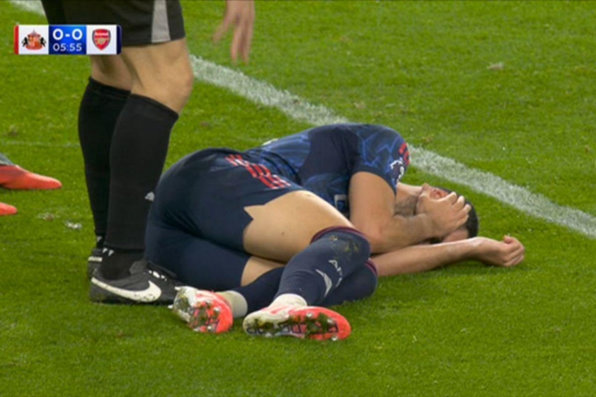 Cú đánh cùi chỏ của Ballard khiến cầu thủ người Tây Ban Nha Merino gục xuống đất (Ảnh: The Sun).