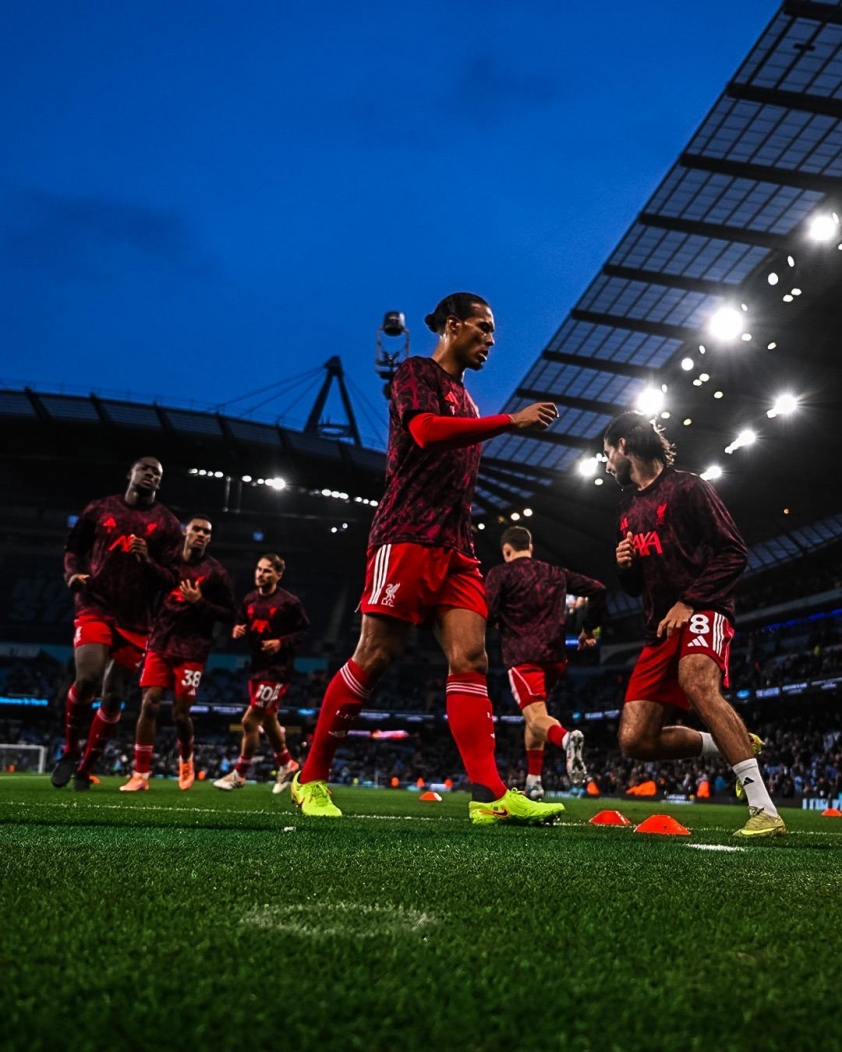 Gary Neville cho rằng Liverpool hiện tại đang 'quá yếu về thể chất' (Ảnh: Liverpool).