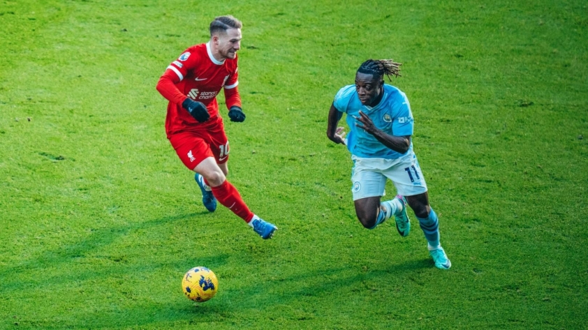 Doku khiến hàng thủ Liverpool gặp ác mộng với khả năng rê bóng 'kinh hoàng' (Ảnh: Manchester City).