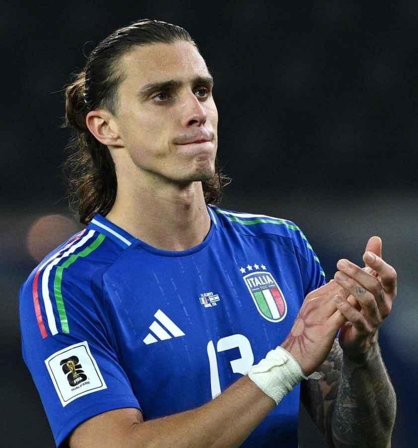 Arsenal gặp khó khăn ở hàng thủ sau loạt trận quốc tế 5 Riccardo Calafiori trở lại Arsenal để đánh giá thêm về tình trạng đầu gối của mình (Ảnh: X).