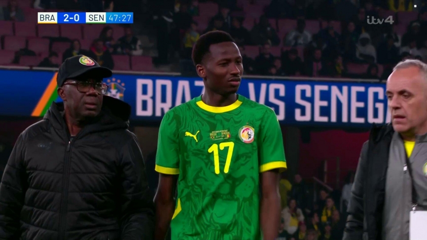 Tottenham gặp khó khăn lớn trước trận derby với Arsenal 4 Sarr không vui khi phải rời sân sớm trước Brazil - Ảnh: @JSK_Time