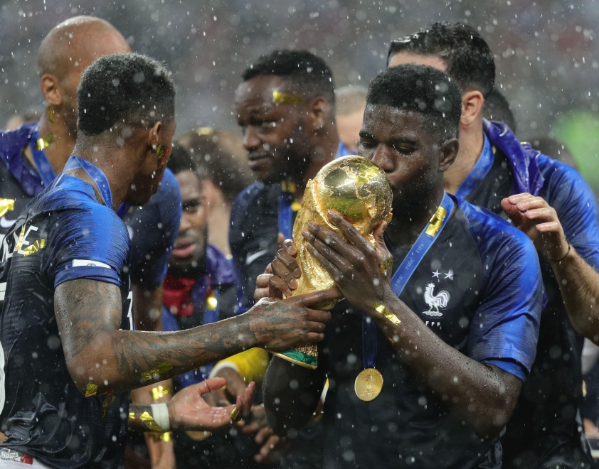 Nhà vô địch World Cup thổ lộ từng suýt 'phát điên' vì Barca 4 Khoảnh khắc đáng nhớ của Umtiti khi cùng Pháp vô địch World Cup 2018 - Ảnh: @Squawka