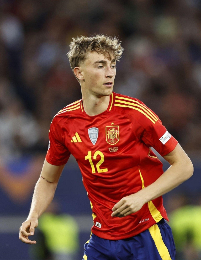 "Sau Mbappe, một ngôi sao Real Madrid cũng rời tuyển sớm" 4 Dean Huijsen đã phải rời khỏi đội tuyển Tây Ban Nha sớm do vấn đề về cơ (Ảnh: X).