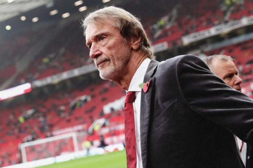 "HLV Tottenham hỏi chuyện gia nhập MU" 4 Sir Jim Ratcliffe thực hiện buổi phỏng vấn trong garage xe riêng.(Ảnh: Internet)