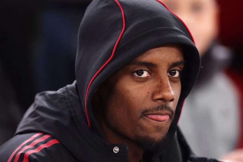 Isak chỉ thi đấu 68 phút trước khi rời sân (Ảnh: GOAL).