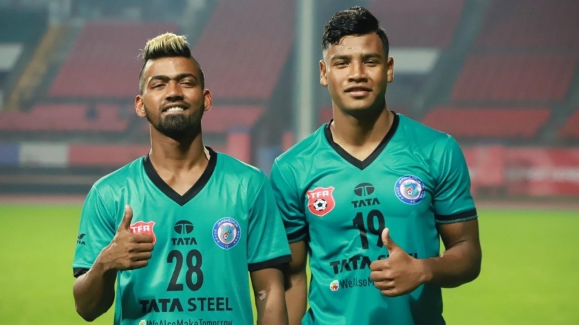 Sau khi hết án phạt, Mukhi (trái) được CLB cũ Jamshedpur FC ký hợp đồng trở lại vào năm 2020. (Ảnh: Jamshedpur FC )