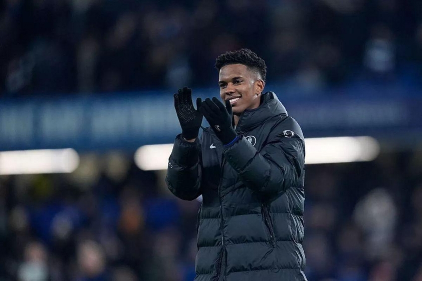 Estevao ăn mừng chiến thắng ấn tượng của Chelsea trước Barcelona (Ảnh: The Mirror).