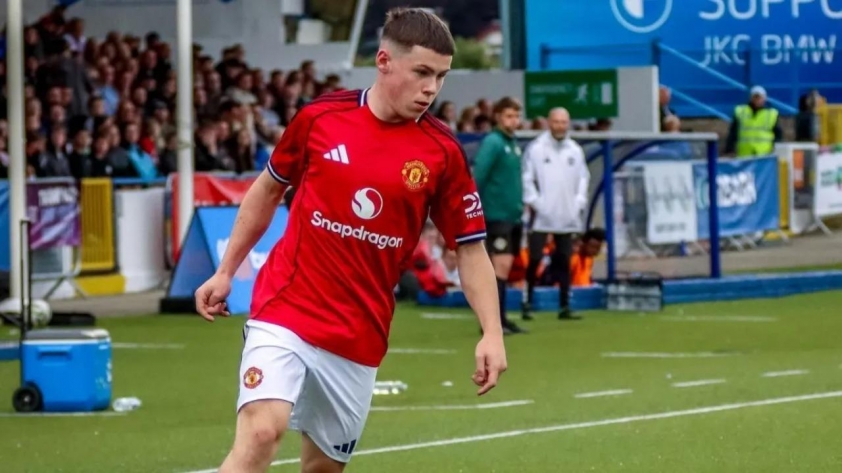 Kai Rooney sở hữu ngoại hình và lối chơi khá tương đồng với người bố huyền thoại của mình. (Ảnh: Goal)