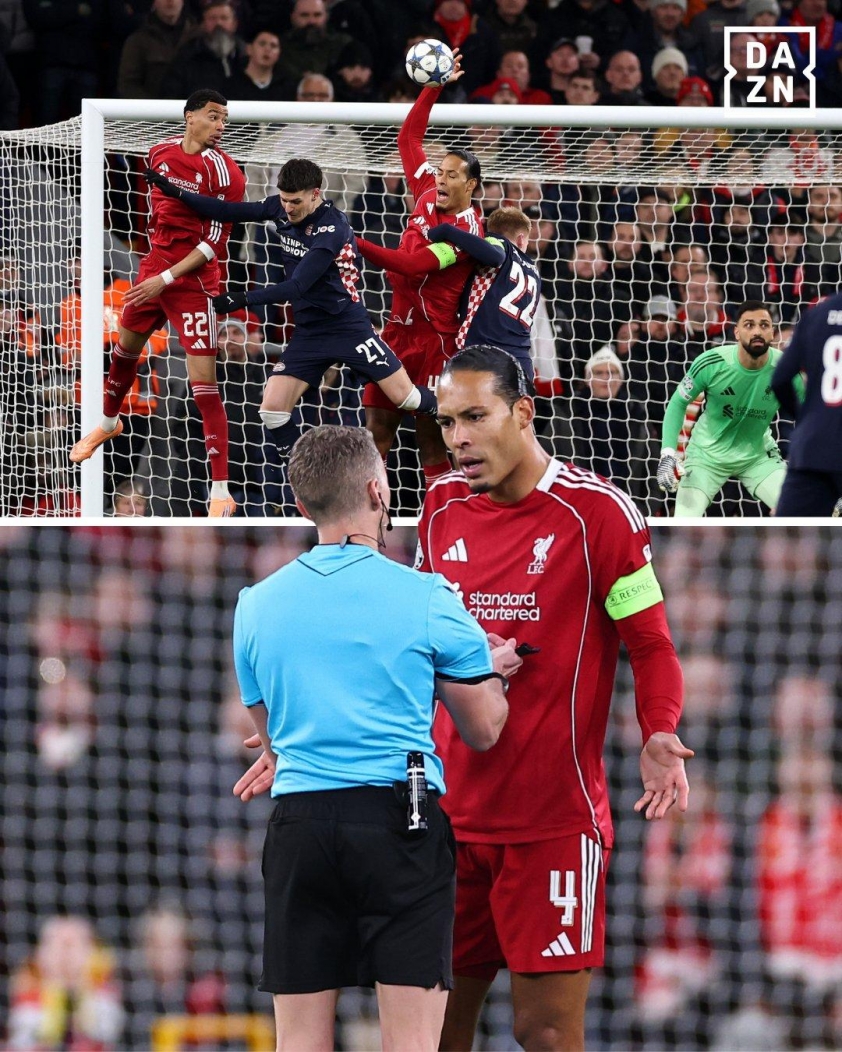 "Pha xử lý giống 'bóng rổ' của Van Dijk khiến Liverpool lãnh hậu quả" 6 Virgil van Dijk để bóng chạm tay trong vòng cấm trước PSV (Ảnh: DAZN).