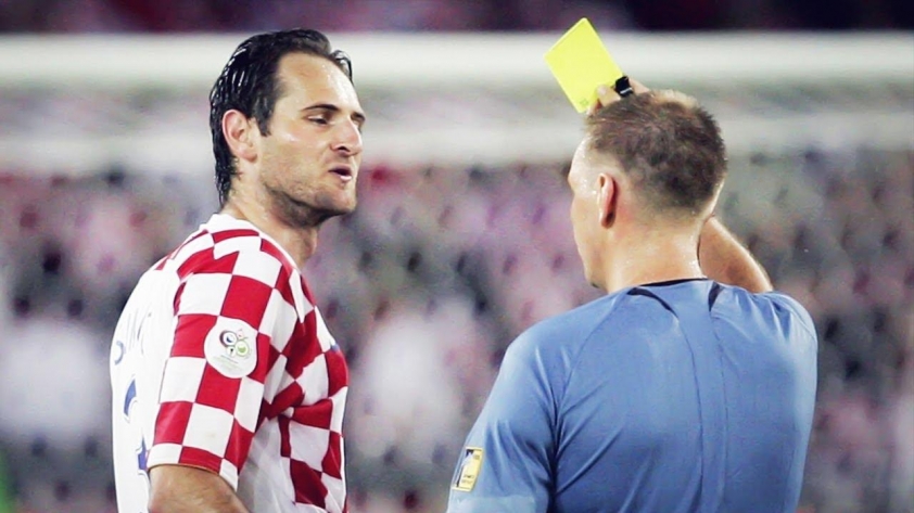 Simunic nhận đến 3 thẻ vàng trong một trận đấu, một kỷ lục.