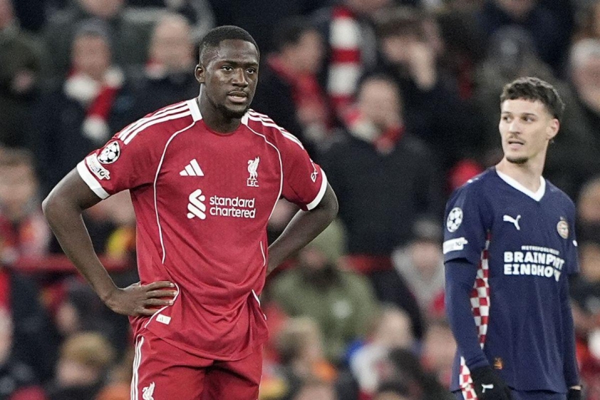 Ibrahima Konate hoàn toàn bất lực sau bàn thắng thứ ba của PSV (Ảnh: Sky Sports).