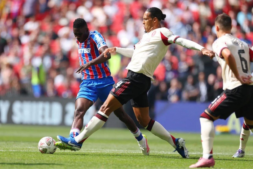 "Pha xử lý giống 'bóng rổ' của Van Dijk khiến Liverpool lãnh hậu quả" 7 Van Dijk phạm lỗi phạt đền trong trận tranh Siêu cúp Anh (Ảnh: The Sun).