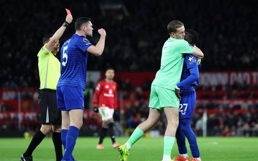 Tình huống xảy ra nhanh nhưng không thể qua mắt trọng tài chính. (Ảnh: Goal)