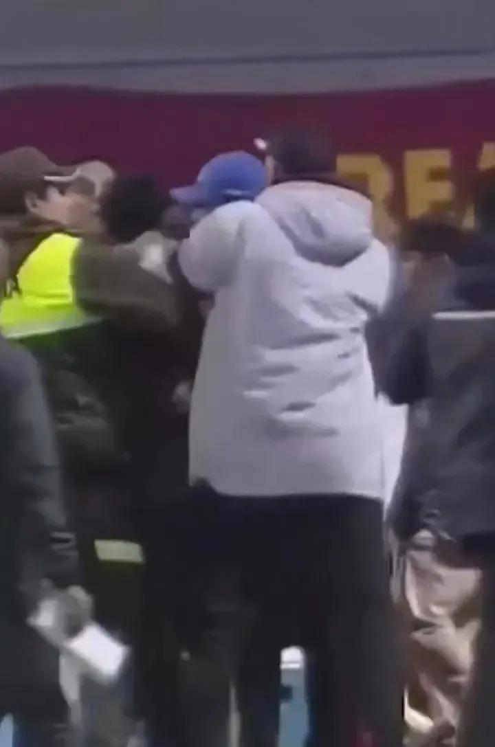 "Trận đấu kịch tính: Trọng tài rút 17 thẻ đỏ gây chấn động" 5 Thậm chí cảnh sát đã phải dùng hơi cay để khống chế tình hình (Ảnh: The Sun).