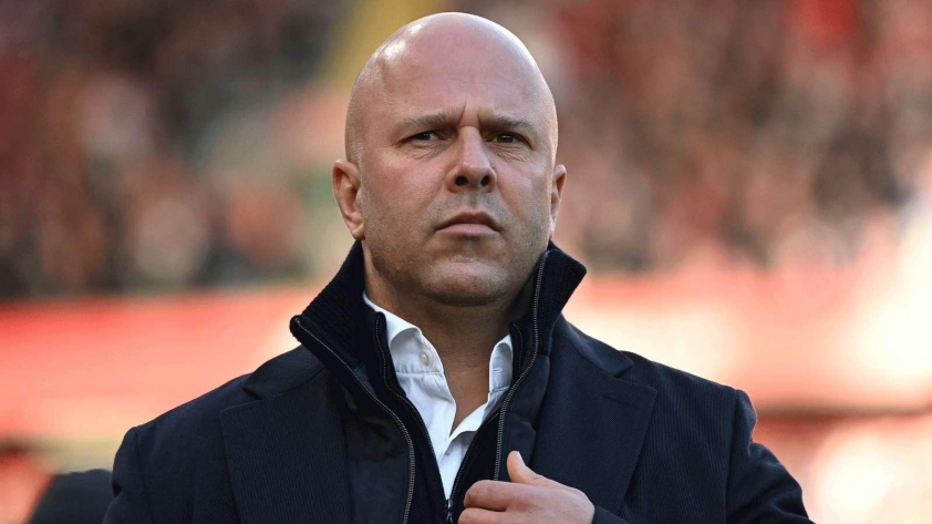 HLV Arne Slot đang chịu áp lực lớn khi Liverpool sa sút phong độ. (Ảnh: Goal)