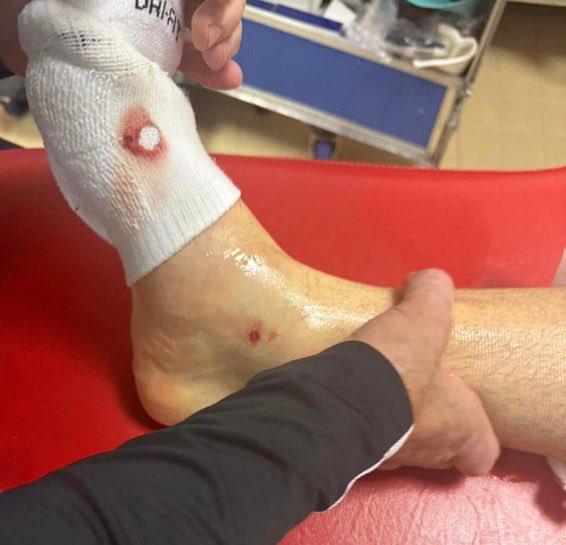 Enrique tức giận khi trò cưng bị triệt hạ một cách ghê rợn 5 Bàn chân của Chevalier sau khi trận đấu kết thúc - Ảnh: @Vincent_1393