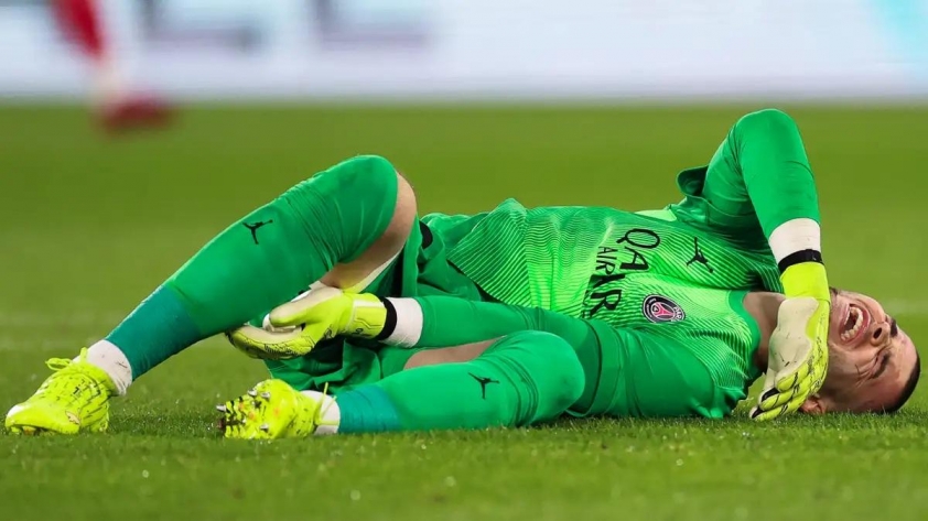 Enrique tức giận khi trò cưng bị triệt hạ một cách ghê rợn 4 Lucas Chevalier rất đau sau khi bị phạm lỗi thô bạo - Ảnh: @Vincent_1393