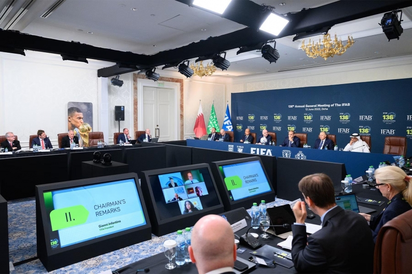 IFAB dự kiến sẽ đưa ra bộ luật mới nhắm vào các tình huống câu giờ vào đầu năm sau. (Ảnh: IFAB)