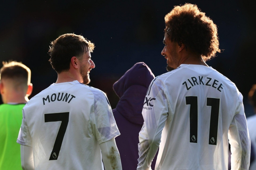 "Ruben Amorim: Độc chiêu giúp Man United lội ngược dòng" 6 Joshua Zirkzee và Mason Mount đều lập công từ các pha đá phạt của Bruno Fernandes. (Ảnh: Goal)