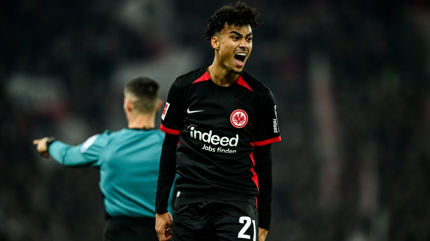 Nathaniel Brown đang là hậu vệ cánh trái tiềm năng tại Bundesliga mùa này. (Ảnh: Bild)