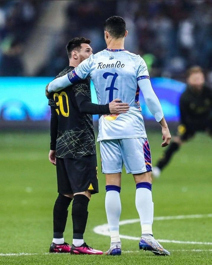 Messi và Ronaldo trong một trận giao hữu giữa PSG và Al-Nassr. (Ảnh: Goal)