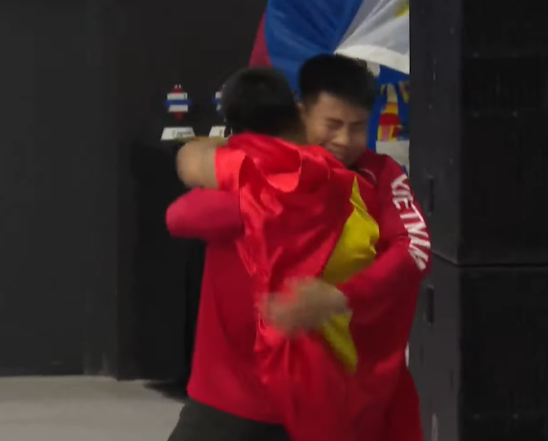 Hình ảnh hai anh em trao cái ôm ăn mừng giữa tiếng cổ vũ vang dội của các khán giả Việt Nam.