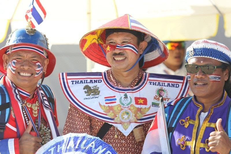 Ít ai ngờ được rằng CĐV nhiệt thành đến từ Thái Lan này đã mấp mé độ tuổi 60. (Ảnh: Bola)