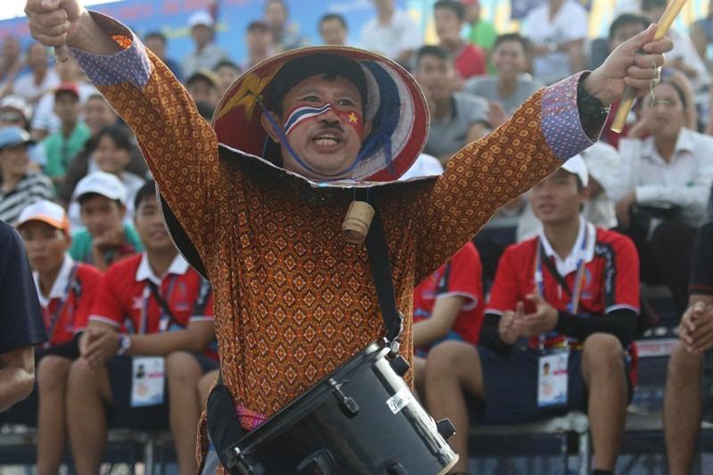 Khamthong luôn biết cách để khuấy động không khí xung quanh mình. (Ảnh: Bola)