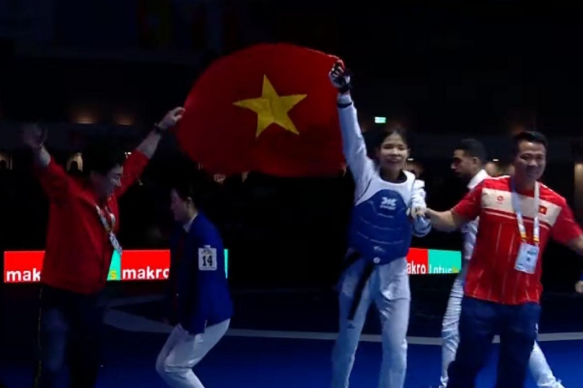 Bạc Thị Khiêm cùng BHL giương cao quốc kỳ Việt Nam (Ảnh: chụp màn hình).