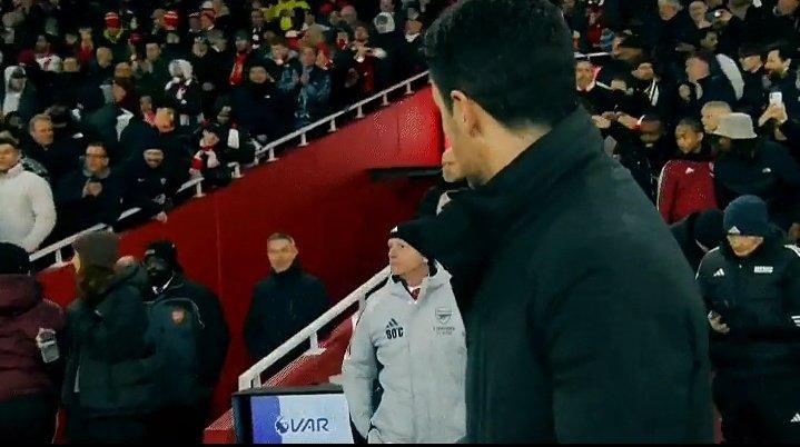 Khoảnh khắc Arteta không tìm thấy Emery ở ngoài đường piste - Ảnh: @Asswetooo