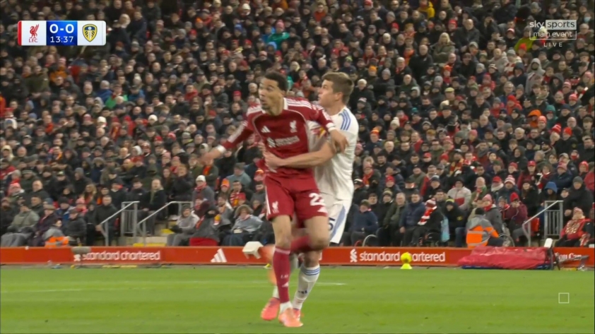 Arne Slot bày tỏ thất vọng về trọng tài sau trận hòa với Leeds 6 Tình huống Ekiteke bị Bijol tác động trong vòng cấm ở phút thứ 14.