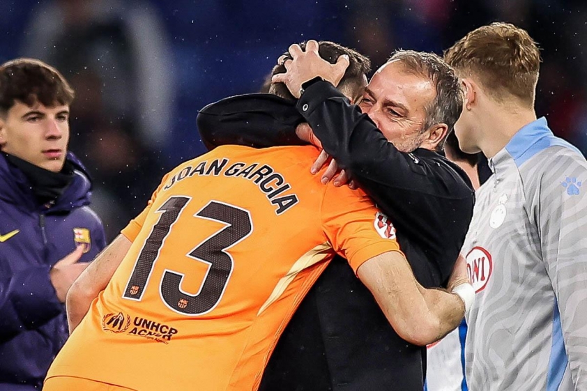 Olmo khen đồng đội 'như siêu nhân' giúp Barca thắng derby Catalunya 4 Cái ôm thay lời cảm ơn của Flick với Garcia - Ảnh: @brfootball