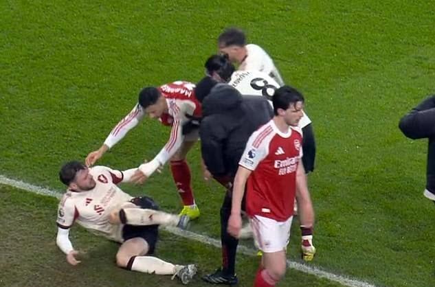 Hành vi không đẹp của Martinelli khi Bradley chấn thương.