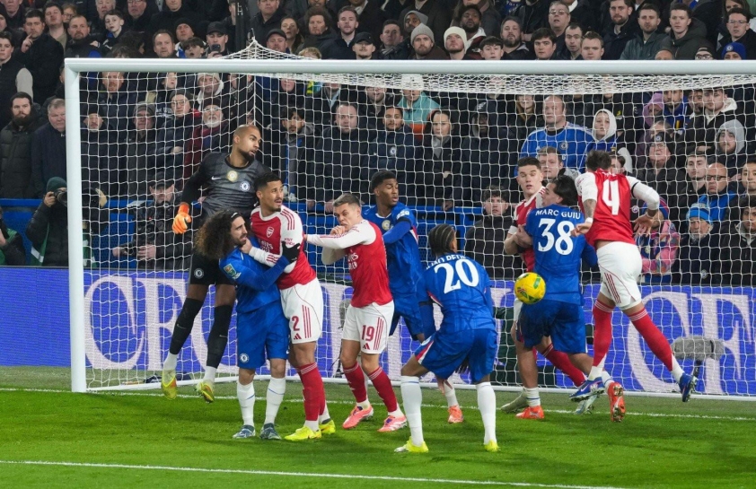 Bàn mở tỷ số từ tình huống phạt góc ngay phút thứ 7 - Ảnh: Premier League