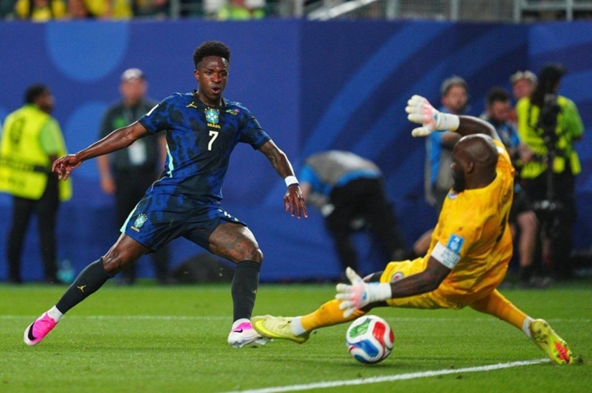 Vinicius cho rằng Brazil thi đấu hay hơn nhờ chất lượng mặt sân tốt hơn